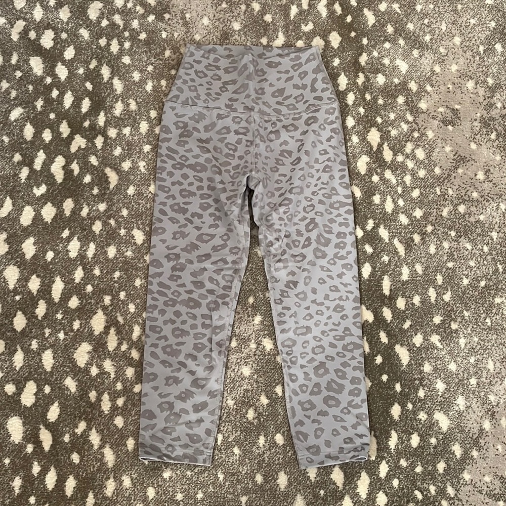 BEYOND YOGA cropped leopard leggings